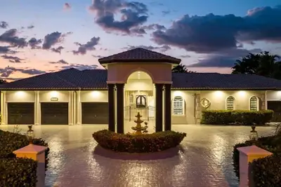 Image de 7000sf Mansion\/Gameroom\/Theater\/Heated Pool