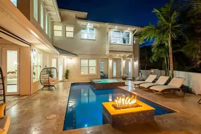 Image de Upscale 2018 Elegant Mansion with Pool