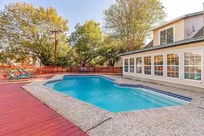 Image de Pool & Games | 10min to Downtown | Sleeps Up To 14