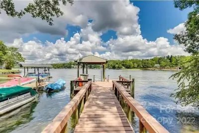 Image de Fully Renovated Lakehouse on Lake Wylie