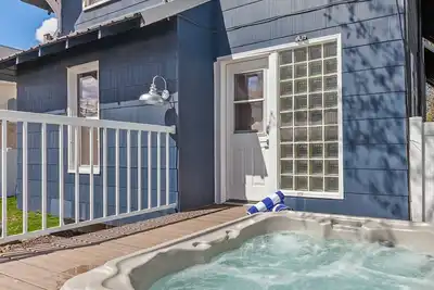 Image de Spacious 3-Story Home—3 Blocks to Sherman Ave, Hot Tub, & Foosball for Fun-Filled Stays!