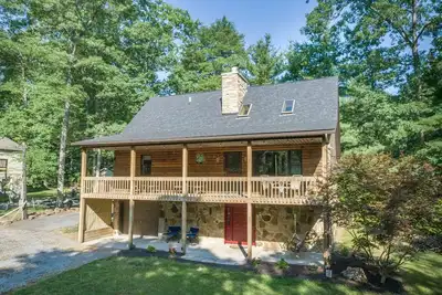 Image de Cozy Dcl Cabin with Hot Tub Firepit & Dock Slip