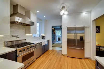 Image de Elegant Home w/ Gourmet Kitchen, Private Deck