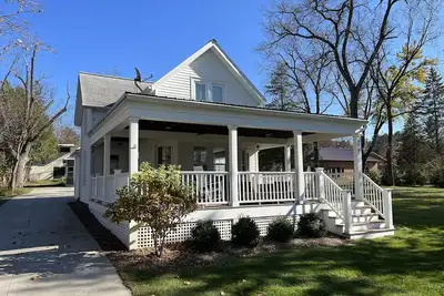 Image de Modern farmhouse with Wraparound Porch Near the Lake!