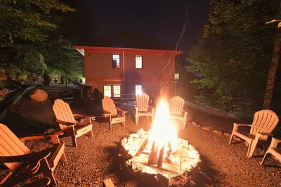 Image de 🏔️ Luxe Mountain Retreat | Hot Tub, Arcade & Walk to Loon ⛷️♨️