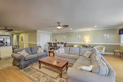 Image de Spacious Wildwood Townhome w/ Covered Balcony