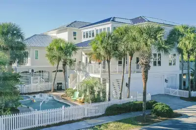 Image de Private Heated Pool & Hot Tub- 2 min Walk Two Private Beaches 3 Community Pools