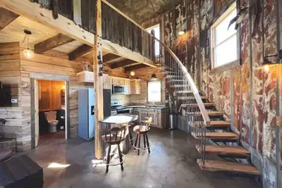 Image de Rustic Silo Home, Huge Shower, Kitchen, Grill, Fire pit and Sunsets.