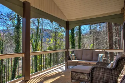 Image de Moonshine Hideaway by Carolina Mornings | Grill & Fire Pit +Biltmore Pass 🍹