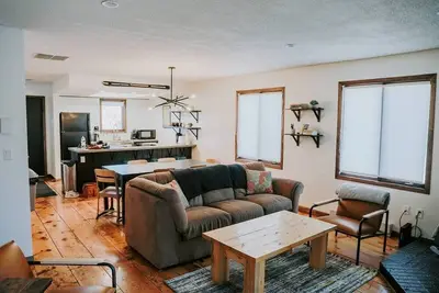 Image de Pet Friendly Fraser Condo - walk to shuttle & town