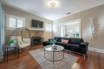 Image de Historic & Cozy Bungalow by Downtown