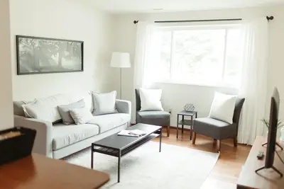 Image de Classic, Peaceful Flat in Great Location!