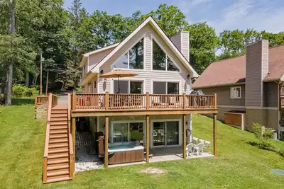 Image de New! Breathe Easy: Lakefront, Dock Slip, Hot Tub, Fireplace, Fire Pit!