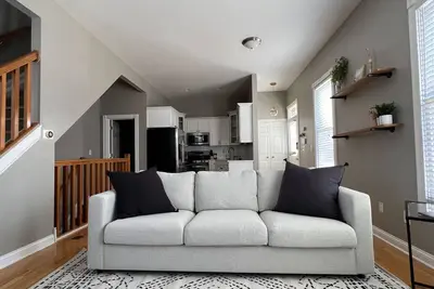 Image de Modern Home | Private Yard | Prime Location
