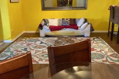 Image de Home w/ a view to the green, 5-minutes to the beach, pool access. Sleeps 5.