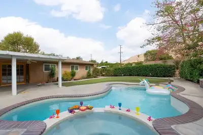 Island Vibes in Riverside: Your Tropical Escape!