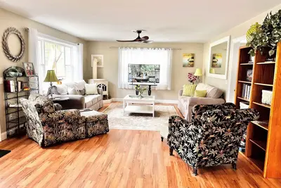 Image de Camp Hideous Cottage-Super charming!