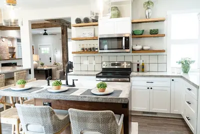 Image de Farm House Style Home in the Town of Brookville