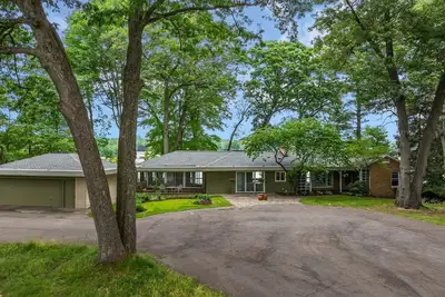 Image de Family Compound: waterfront, 6 acres + pool