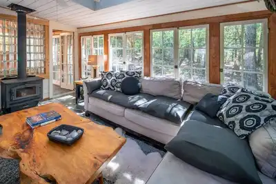 Image de Storybook Wooded Retreat & Artist's Getaway