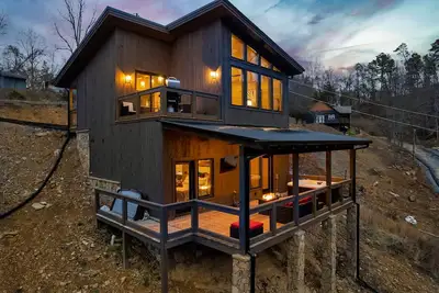 Image de Perfect Modern Cabin for Couples Hot Tub Indoor Fireplace Pet friendly