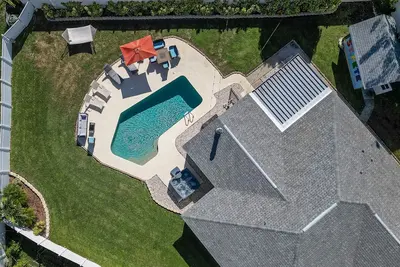 Image de Pool home, hot tub + huge fenced yard - family friendly!