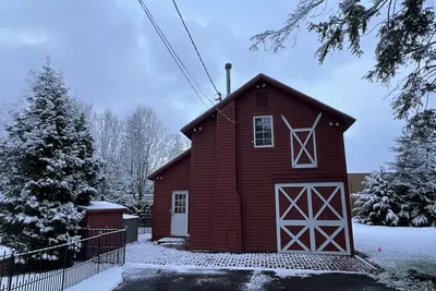 Image de Charming Ski Chalet in Town only 5 Minutes from 2 Ski Hills!