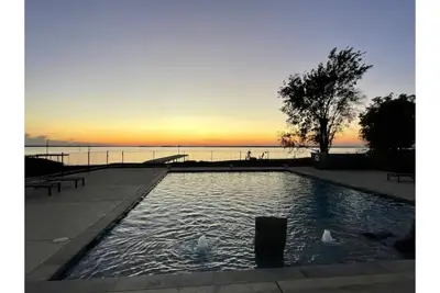 Image de Lakefront Fires & Fishing, Splashes & Sunsets