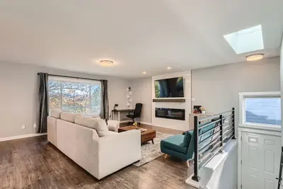 Image de Alluring 5bd Aviation Home w/ Garage Parking