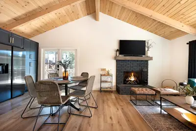 Image de Romantic Getaway Cabin w/private hot tub, deck and fireplace