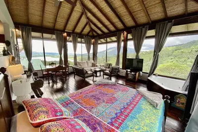 Image de Birdsong Villa. Romantic Suite w\/ Jacuzzi & Volcano View.