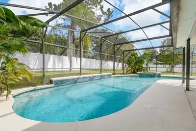 Image de Fully Fenced, Extra Large Lot, Private Pool & Spa Close to Attractions, Restaurants & Supermarkets (Pg2200)