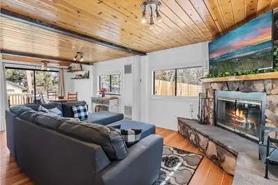 Image de Dream Street Escape - Super cozy cabin near the Village and Lake! Hot Tub, Foosball, Roku, Bbq