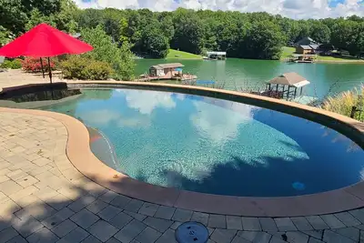 Image de Beautiful lakeside family or corporate retreat with pool, hot tub, and more!