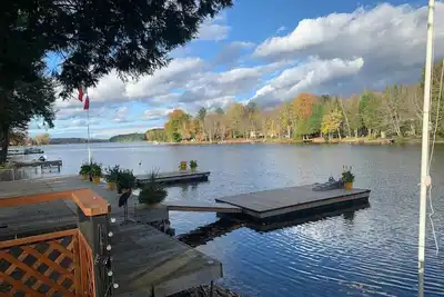 Image de Spectacular renovated lakefront bangalow with hottub and great outdoor space
