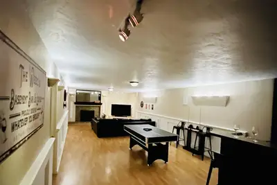 Image de Contemporary Traditional w\/ Pool, Wet Bar and Pool Table