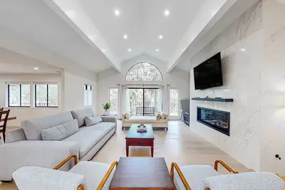 Image de Exquisite home with fireplace, balcony, & washer/dryer - dog-friendly