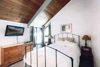 Image de Ski-in/out Townhome at base of Snow Summit