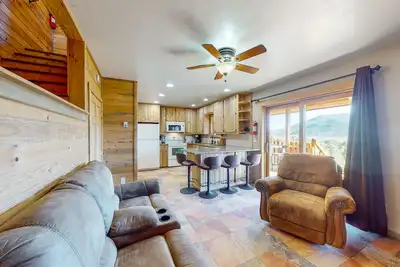 Image de Beautiful mountain-view cabin with covered deck, grill, fireplace & washer/dryer