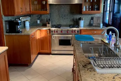 Image de Vintage Vibes & Pickleball Fun - 1910 Fernside Craftsman near Pickleball Court!