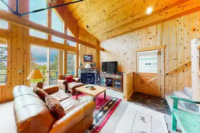 Image de All-season resort retreat with hot tub, fairway views, fireplace, & grill