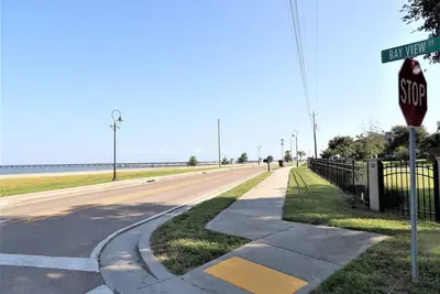 Image de Location! 1/2 Block to Beach and 4 Blocks to Main Street! Great Quiet Location!
