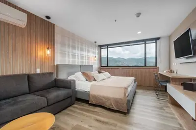Image de Go Living 1317 · Stylish Loft with city view, Ac, co-work and Gym