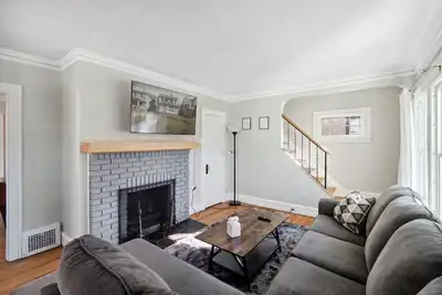 Image de Remodeled Century Home, super close to the Best Cleveland has to offer!