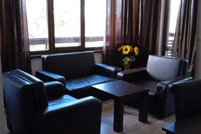 Spacious Two Bedroom Apartment With Mountain View