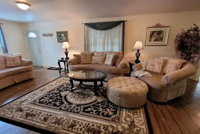 Image de Darling 3 bed 3 bath close to downtown