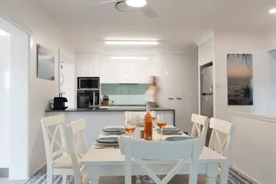 Image de Moffat Beach Coastal Contemporary Unit A
