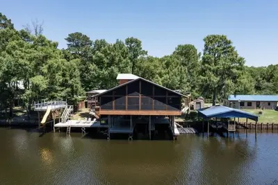 Image de Spring Time! ! Hot Tub! ! Fire Pit! Getaway at this Epic Waterfront Home! !