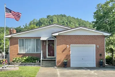 Image de Clean, spacious 3 bdrm, 1. 5 bath home in a safe location