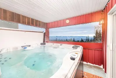 Image de Cozy Chalet (ski-in/ski-out, 2 King Beds, Hot-Tub, Dog-Friendly! ) Sleeps 13